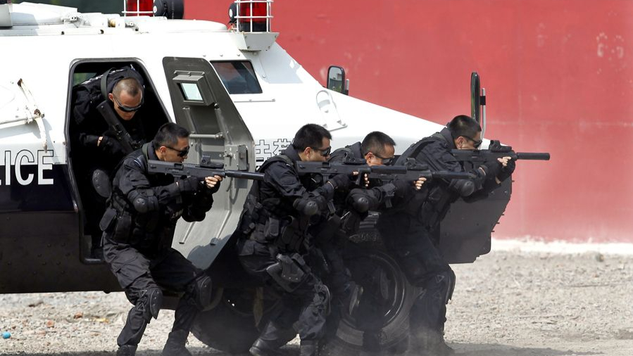 上海外滩特警小姐姐执勤，安全感满满的力量